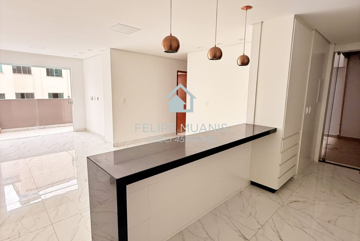 Apartamento moderno com área externa.