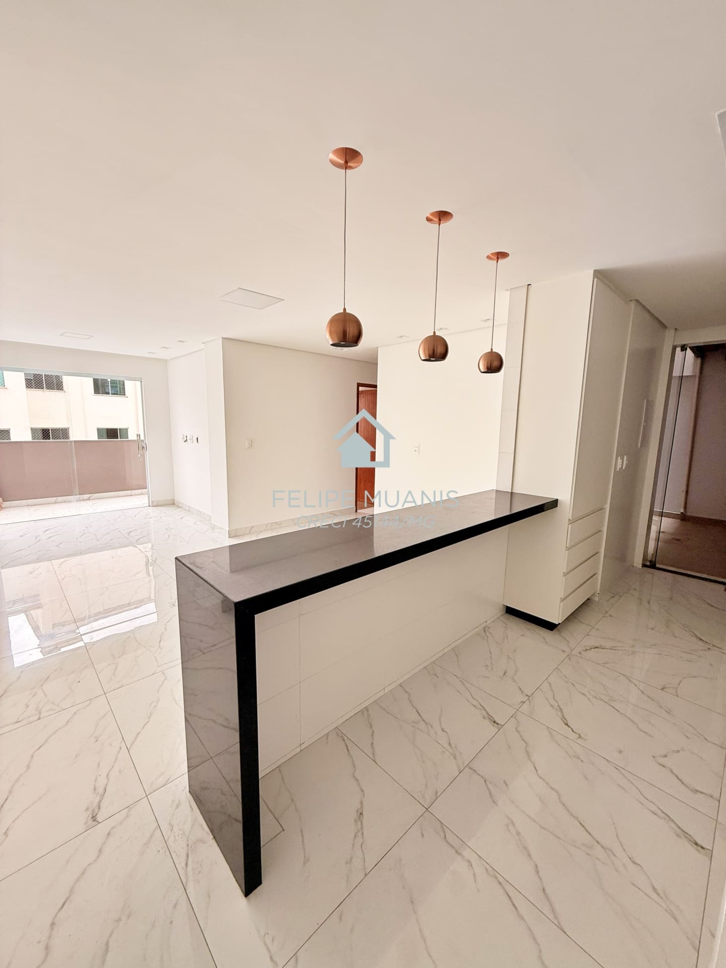 1 Apartamento moderno com área externa.
