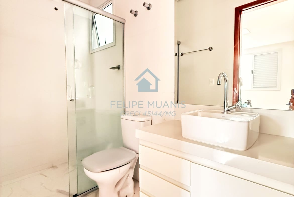 Apartamento moderno com área externa.