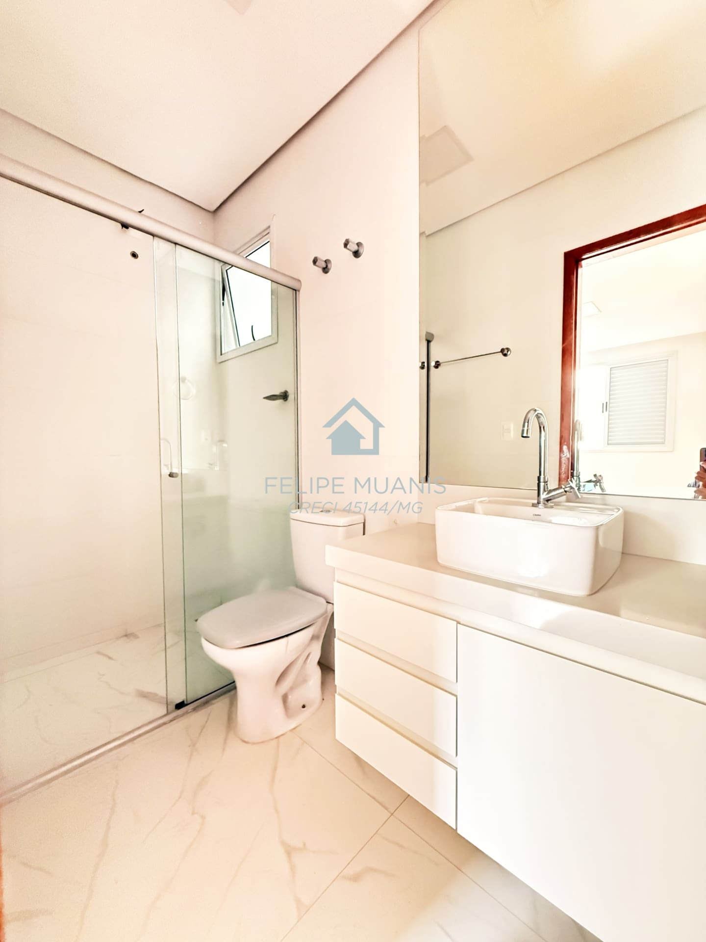 12 Apartamento moderno com área externa.
