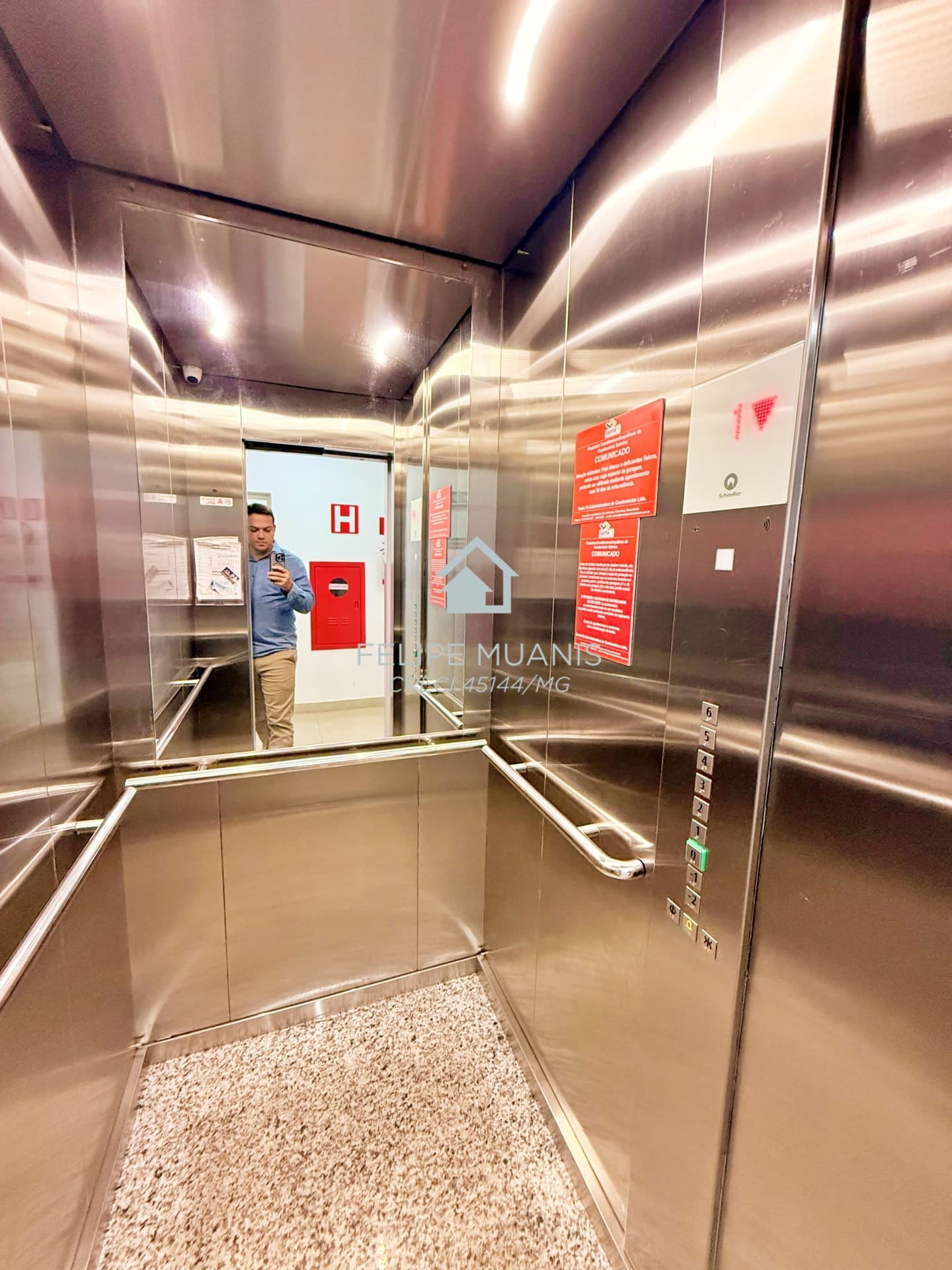 13 Apartamento moderno com área externa.