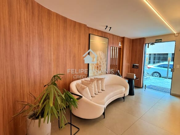 Apartamento moderno com área externa.