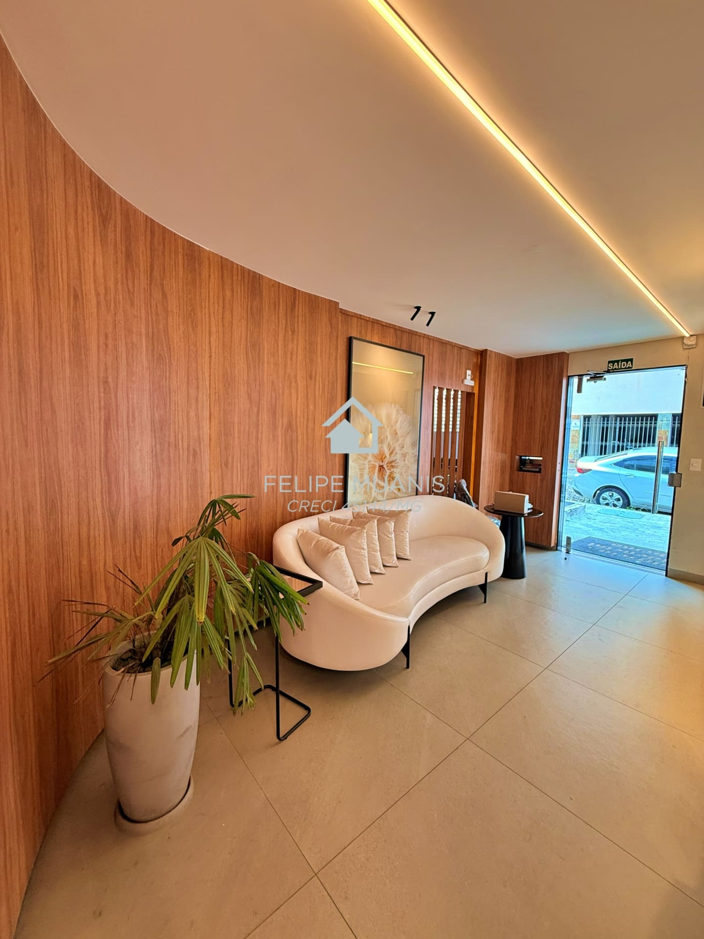 14 Apartamento moderno com área externa.