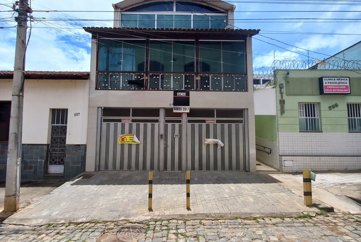 Casa Triplex de 320 m² no Centro de Palmeiras | Alto Padrão