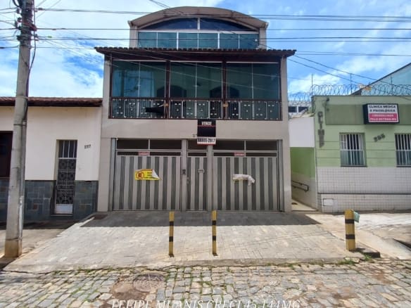 Casa Triplex de 320 m² no Centro de Palmeiras | Alto Padrão