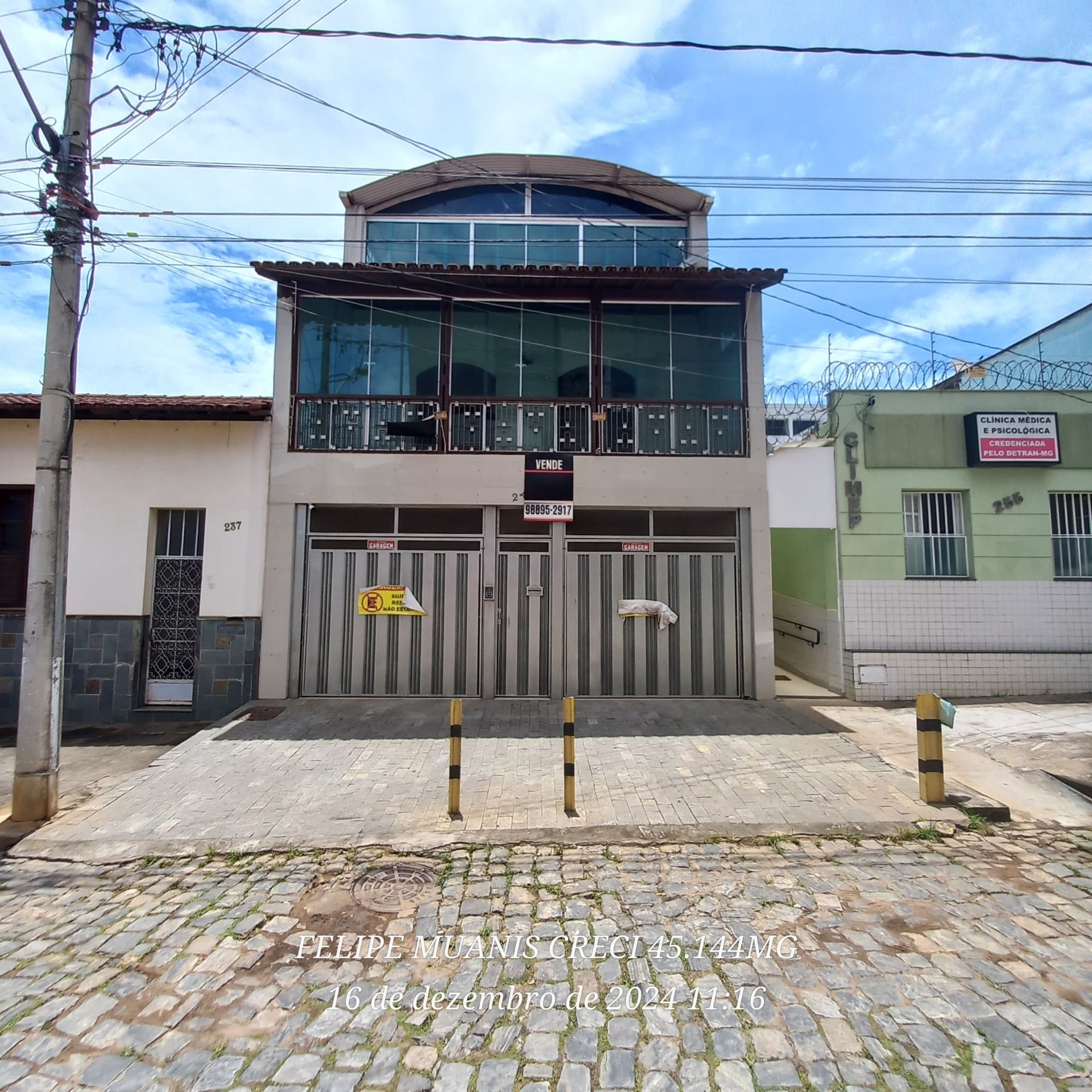 Casa Triplex de 320 m² no Centro de Palmeiras | Alto Padrão