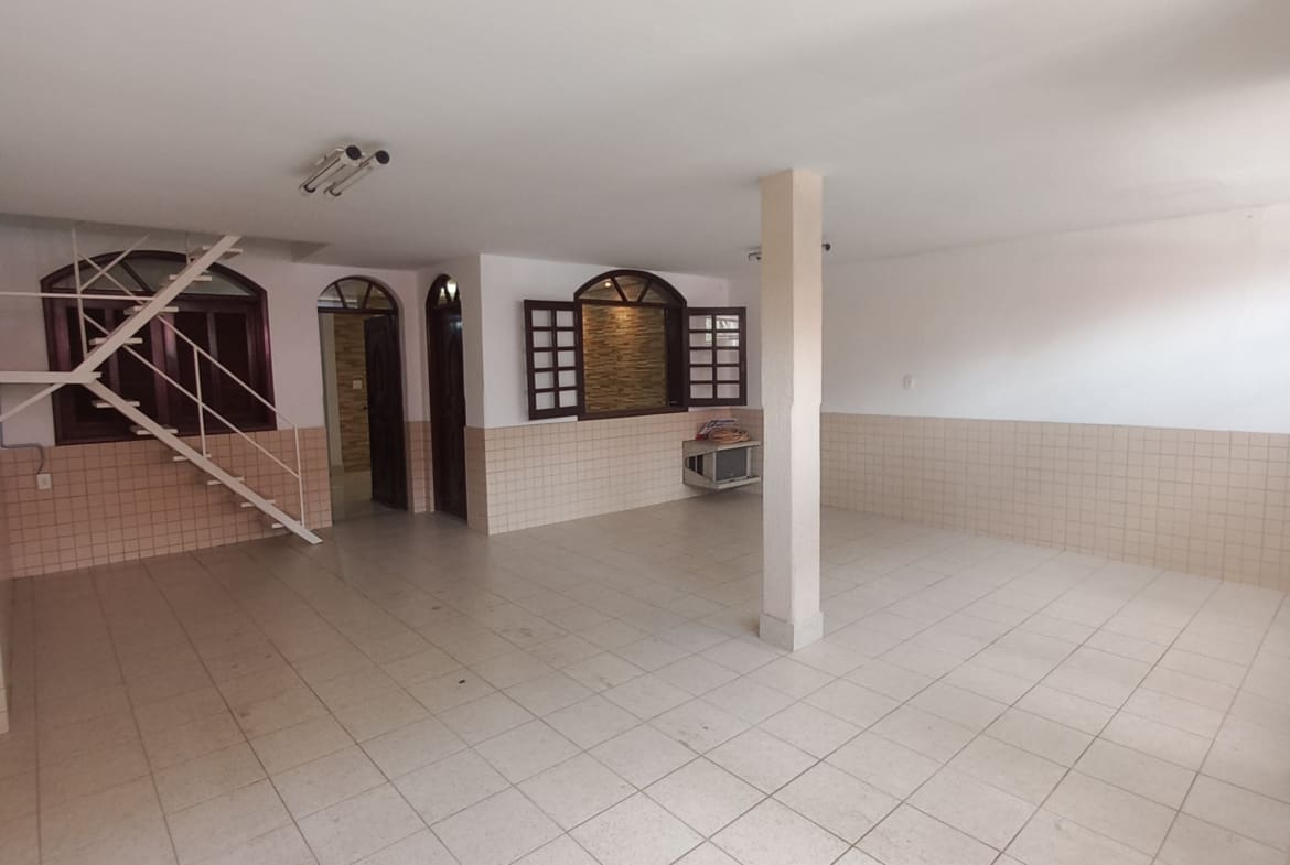 Casa Triplex de 320 m² no Centro de Palmeiras | Alto Padrão