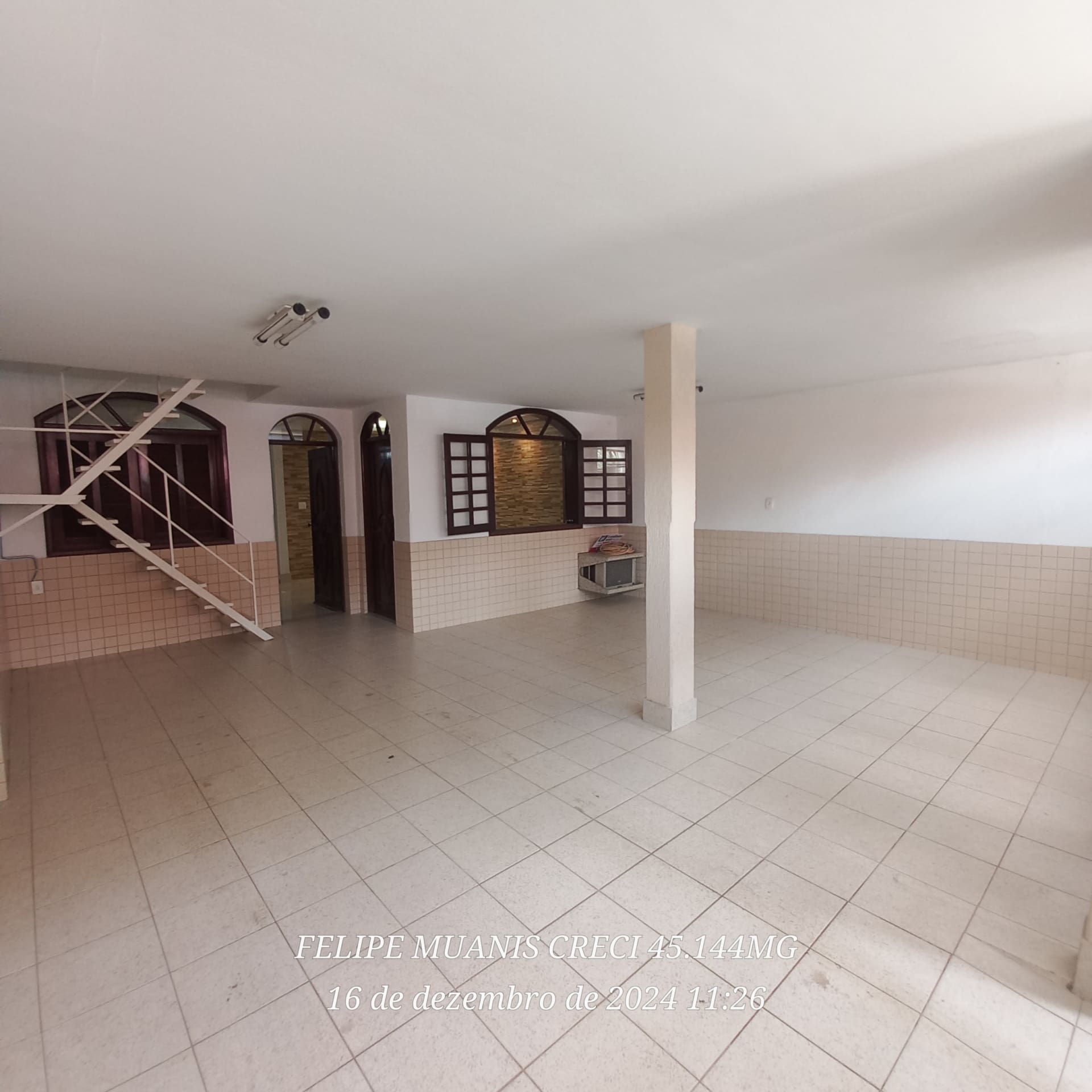 Casa Triplex de 320 m² no Centro de Palmeiras | Alto Padrão