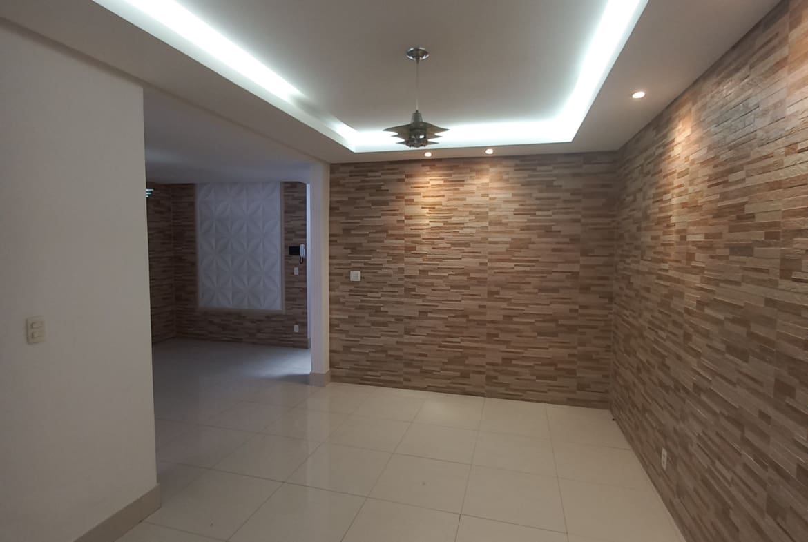 Casa Triplex de 320 m² no Centro de Palmeiras | Alto Padrão
