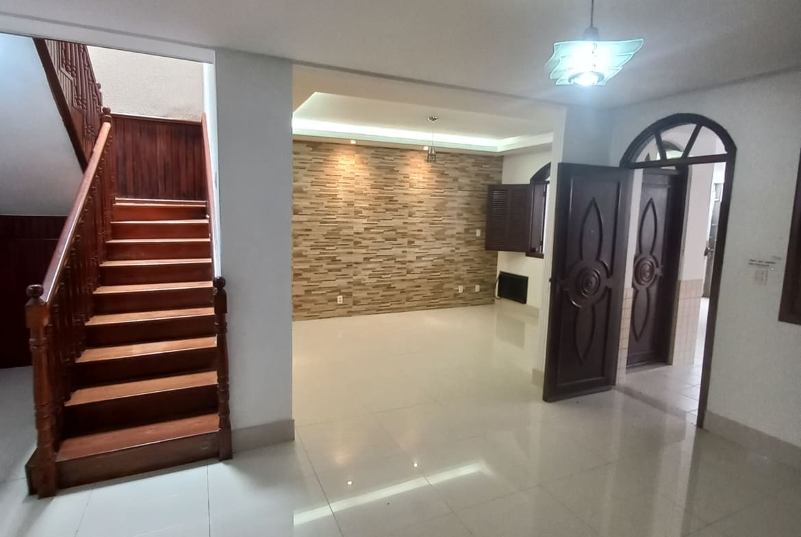 Casa Triplex de 320 m² no Centro de Palmeiras | Alto Padrão