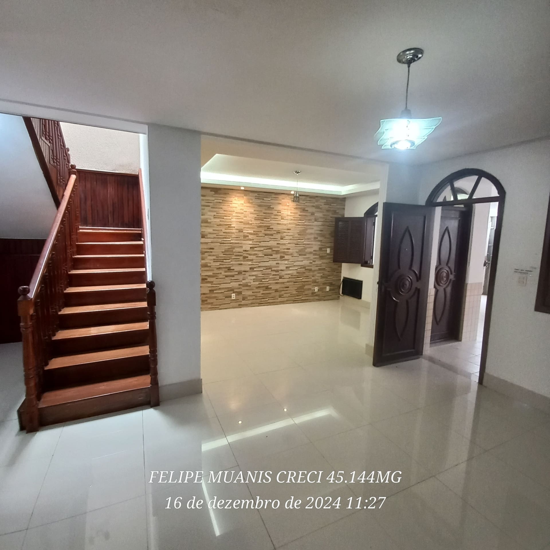 Casa Triplex de 320 m² no Centro de Palmeiras | Alto Padrão