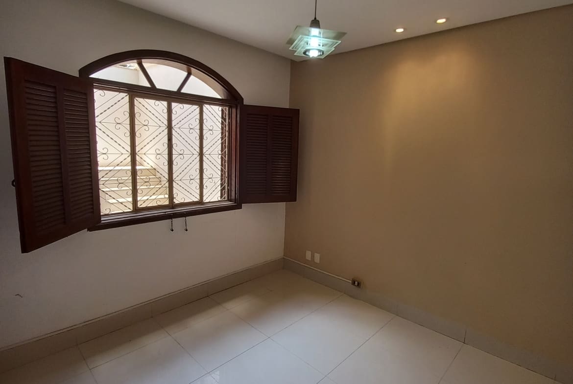 Casa Triplex de 320 m² no Centro de Palmeiras | Alto Padrão