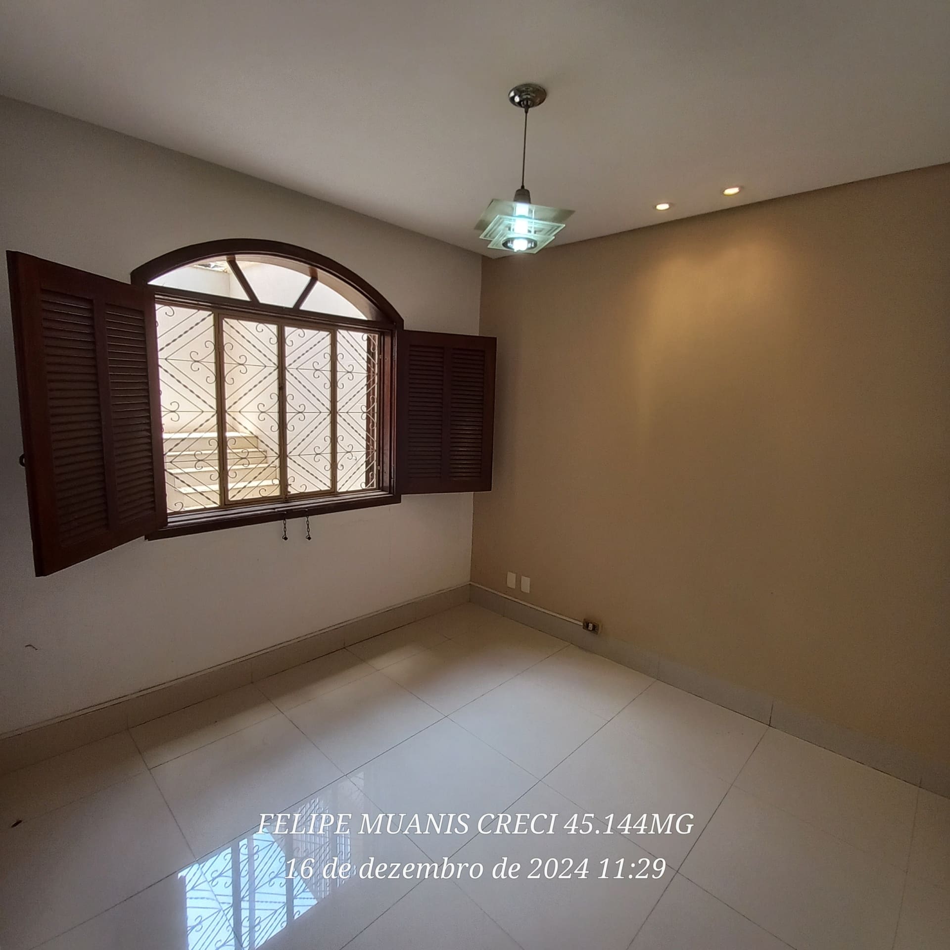 Casa Triplex de 320 m² no Centro de Palmeiras | Alto Padrão