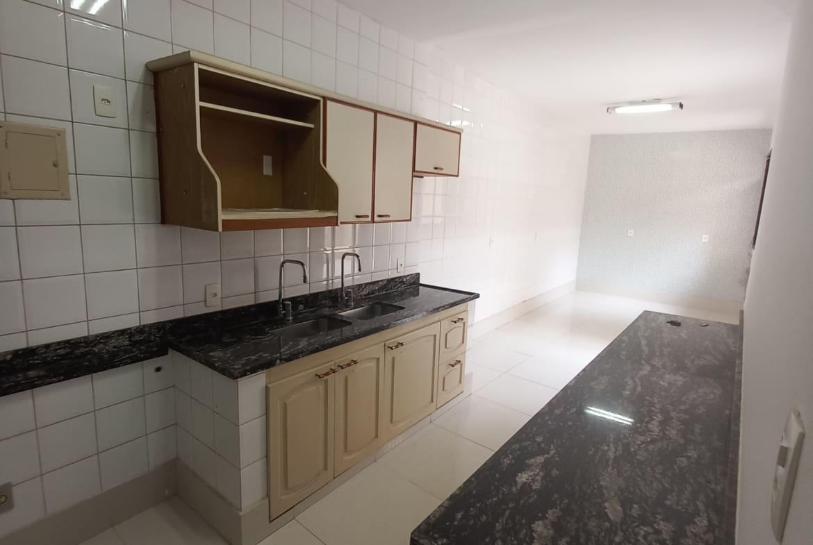 Casa Triplex de 320 m² no Centro de Palmeiras | Alto Padrão