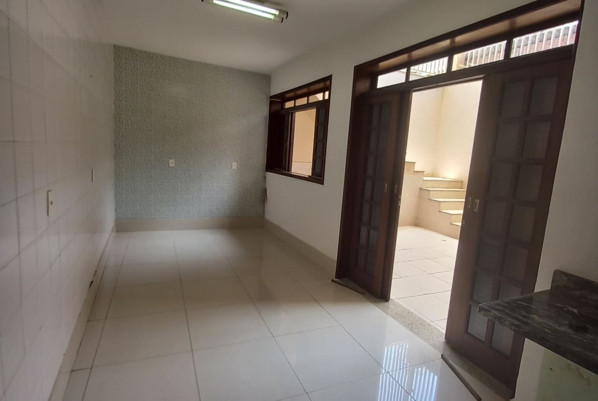 Casa Triplex de 320 m² no Centro de Palmeiras | Alto Padrão