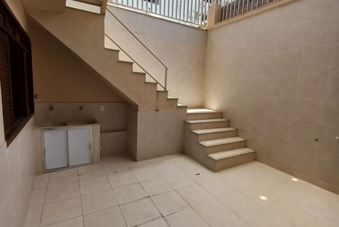 Casa Triplex de 320 m² no Centro de Palmeiras | Alto Padrão