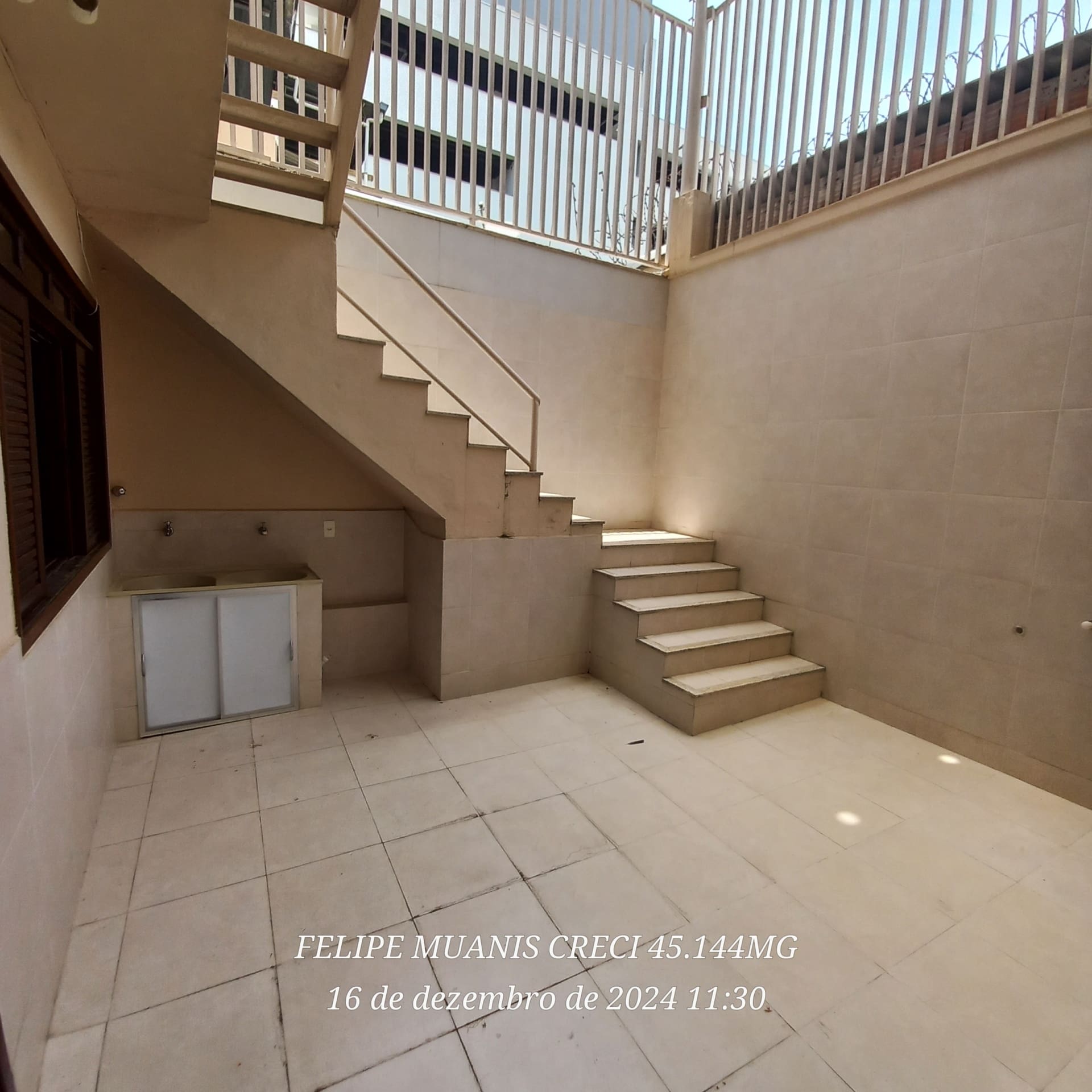 Casa Triplex de 320 m² no Centro de Palmeiras | Alto Padrão