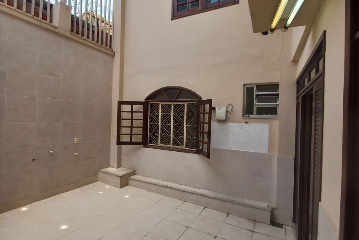 Casa Triplex de 320 m² no Centro de Palmeiras | Alto Padrão