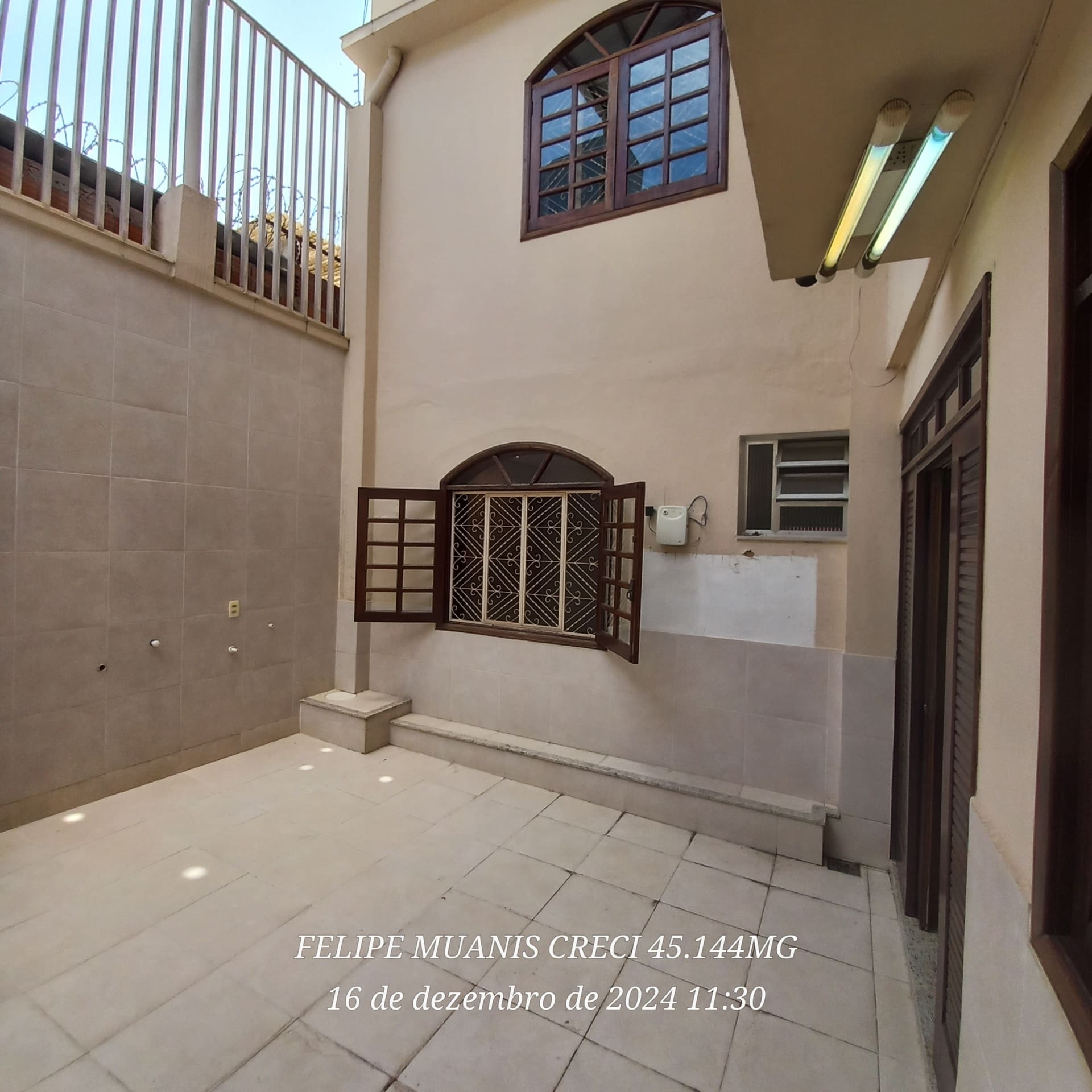Casa Triplex de 320 m² no Centro de Palmeiras | Alto Padrão
