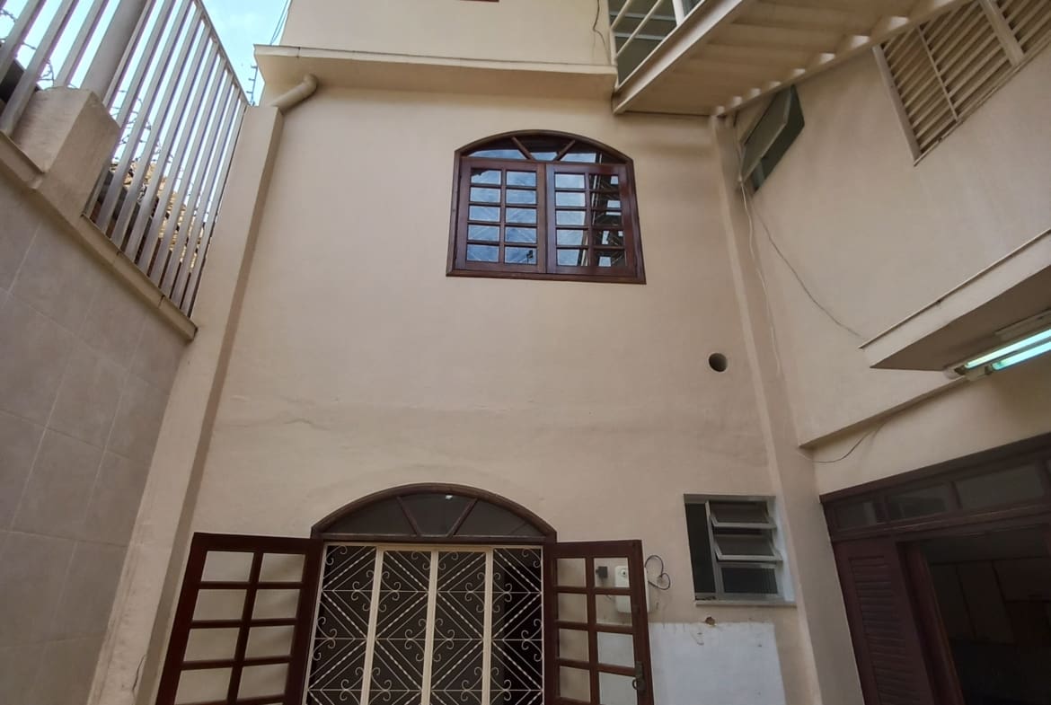 Casa Triplex de 320 m² no Centro de Palmeiras | Alto Padrão