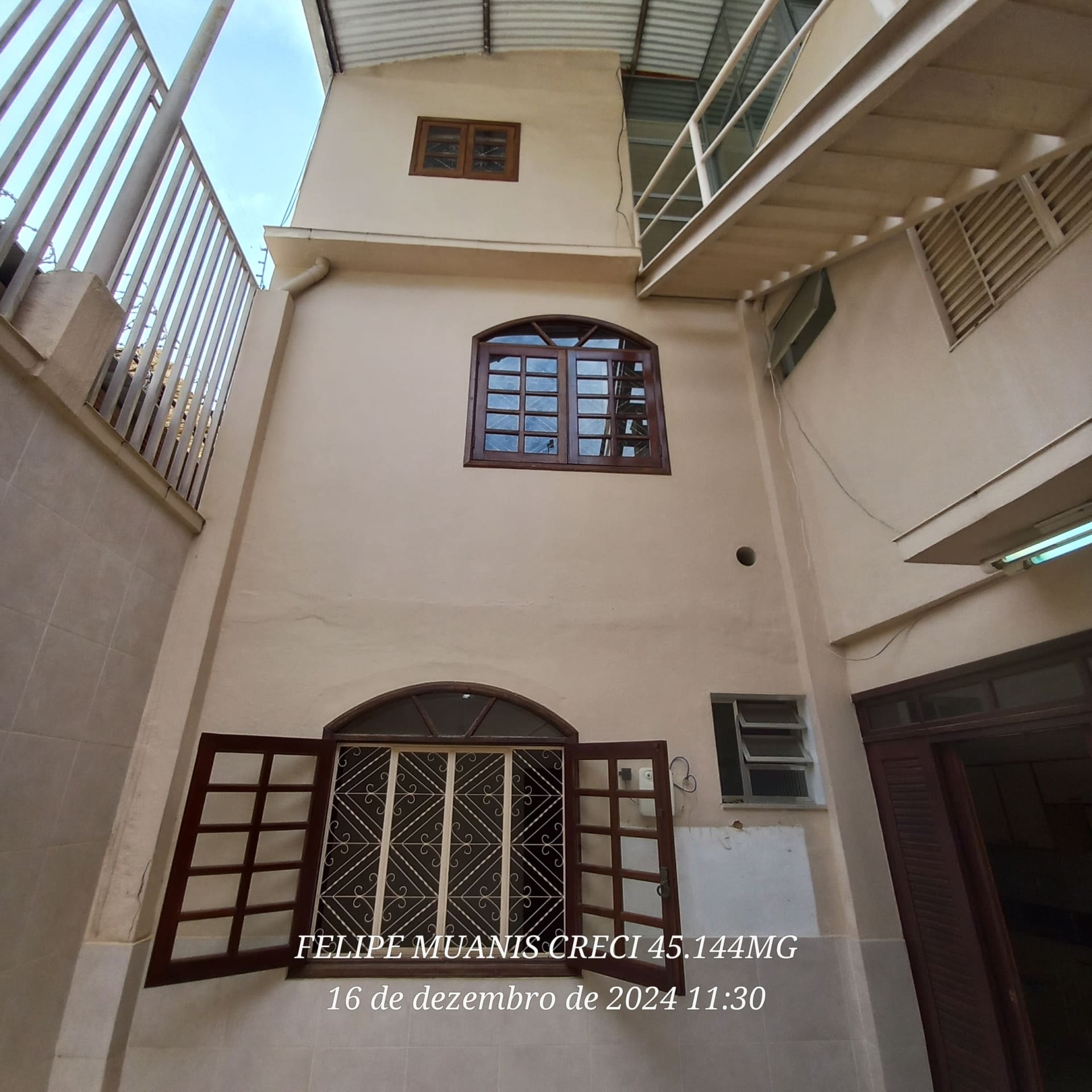 Casa Triplex de 320 m² no Centro de Palmeiras | Alto Padrão