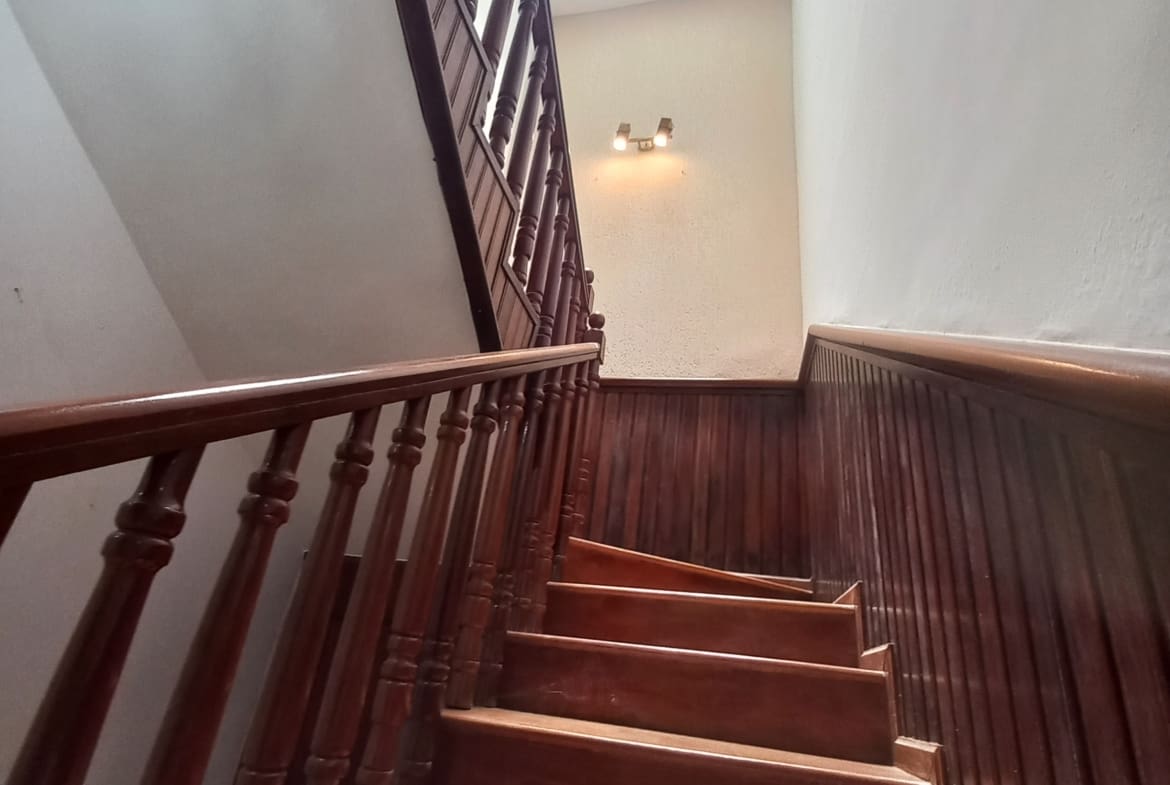 Casa Triplex de 320 m² no Centro de Palmeiras | Alto Padrão