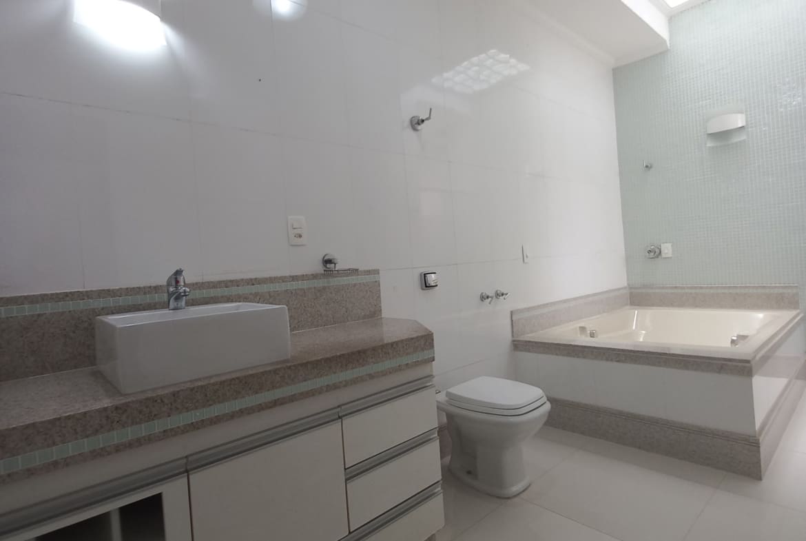 Casa Triplex de 320 m² no Centro de Palmeiras | Alto Padrão