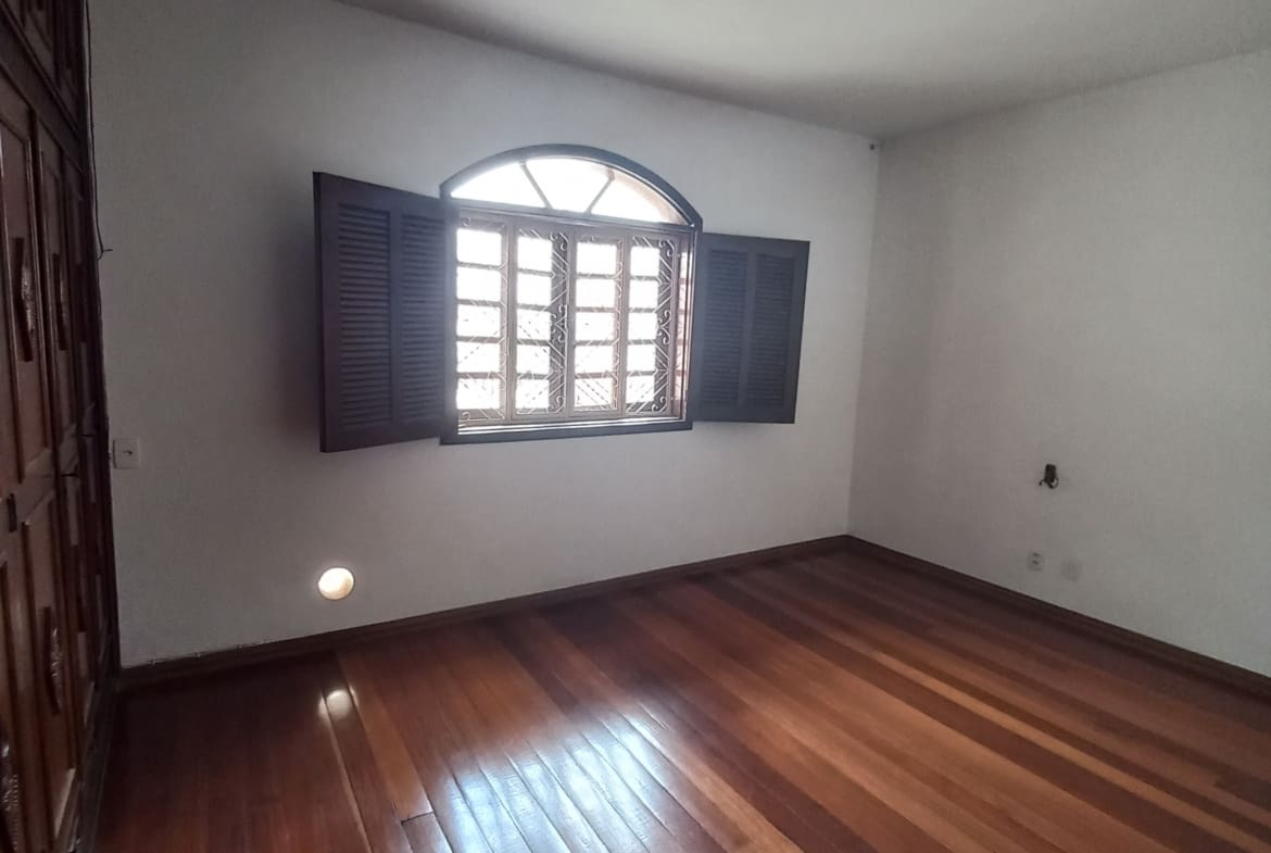 Casa Triplex de 320 m² no Centro de Palmeiras | Alto Padrão