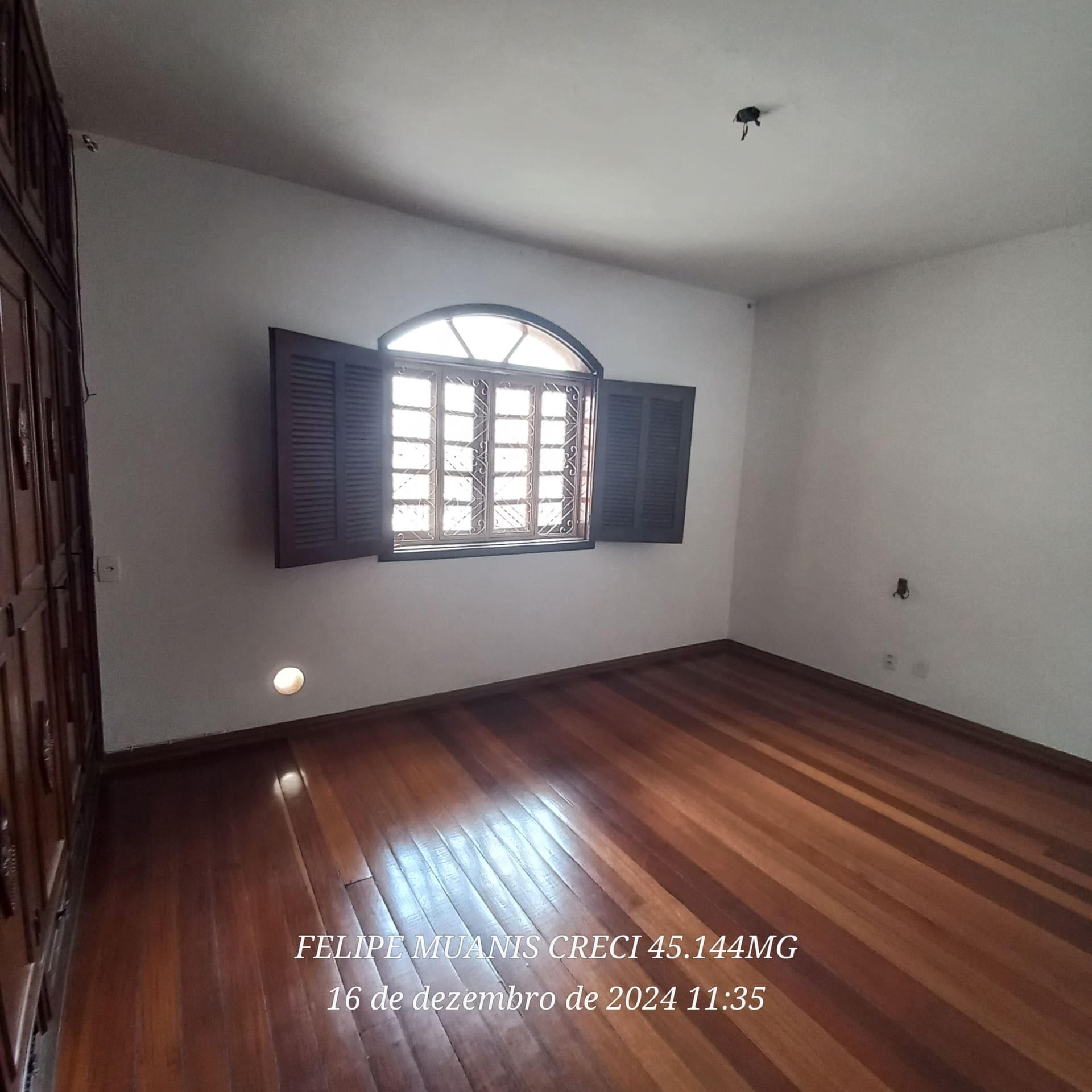 Casa Triplex de 320 m² no Centro de Palmeiras | Alto Padrão