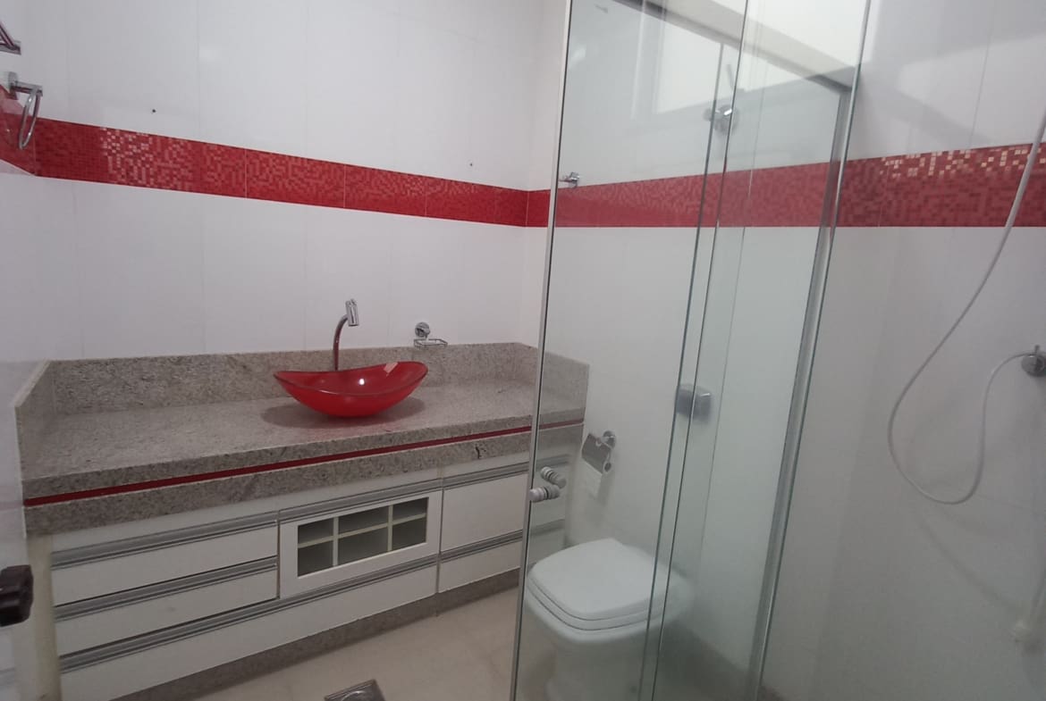 Casa Triplex de 320 m² no Centro de Palmeiras | Alto Padrão