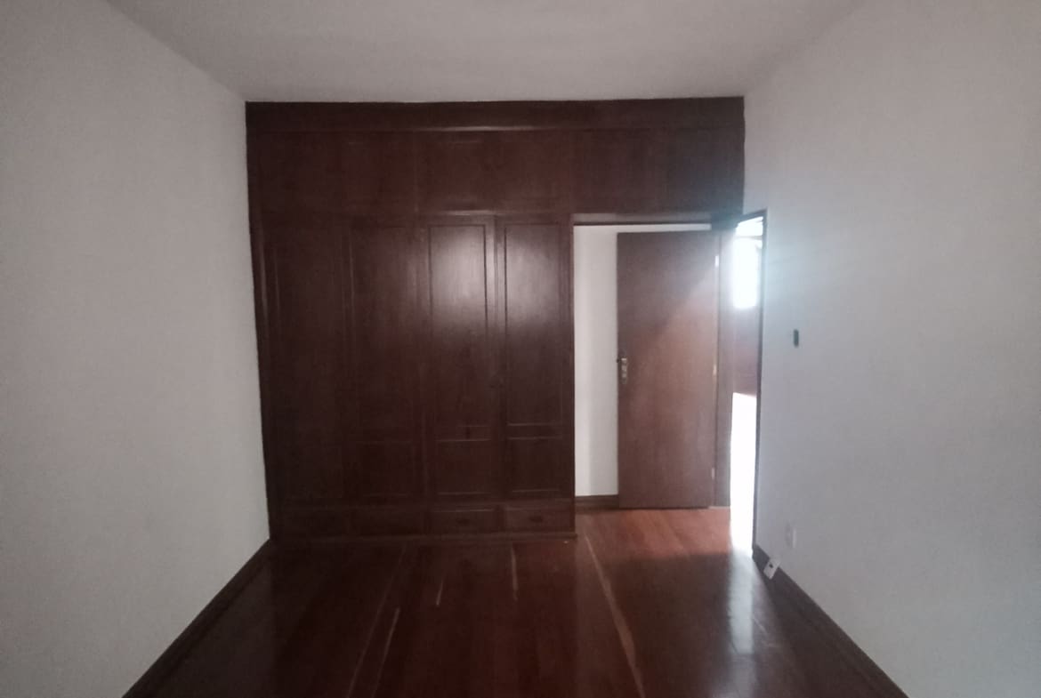 Casa Triplex de 320 m² no Centro de Palmeiras | Alto Padrão