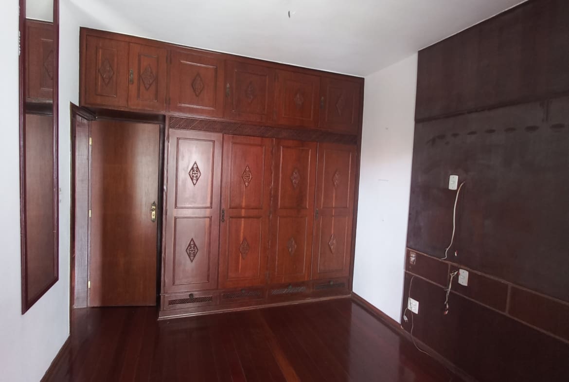 Casa Triplex de 320 m² no Centro de Palmeiras | Alto Padrão