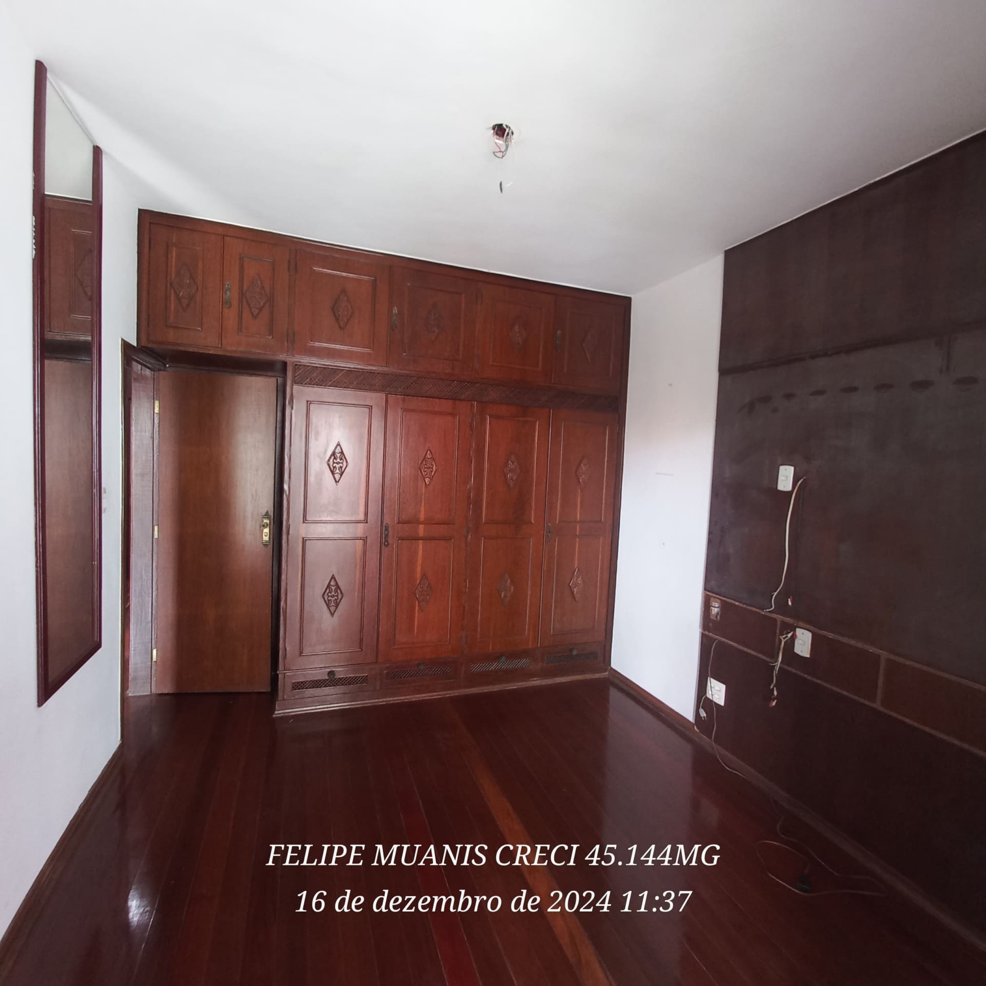Casa Triplex de 320 m² no Centro de Palmeiras | Alto Padrão