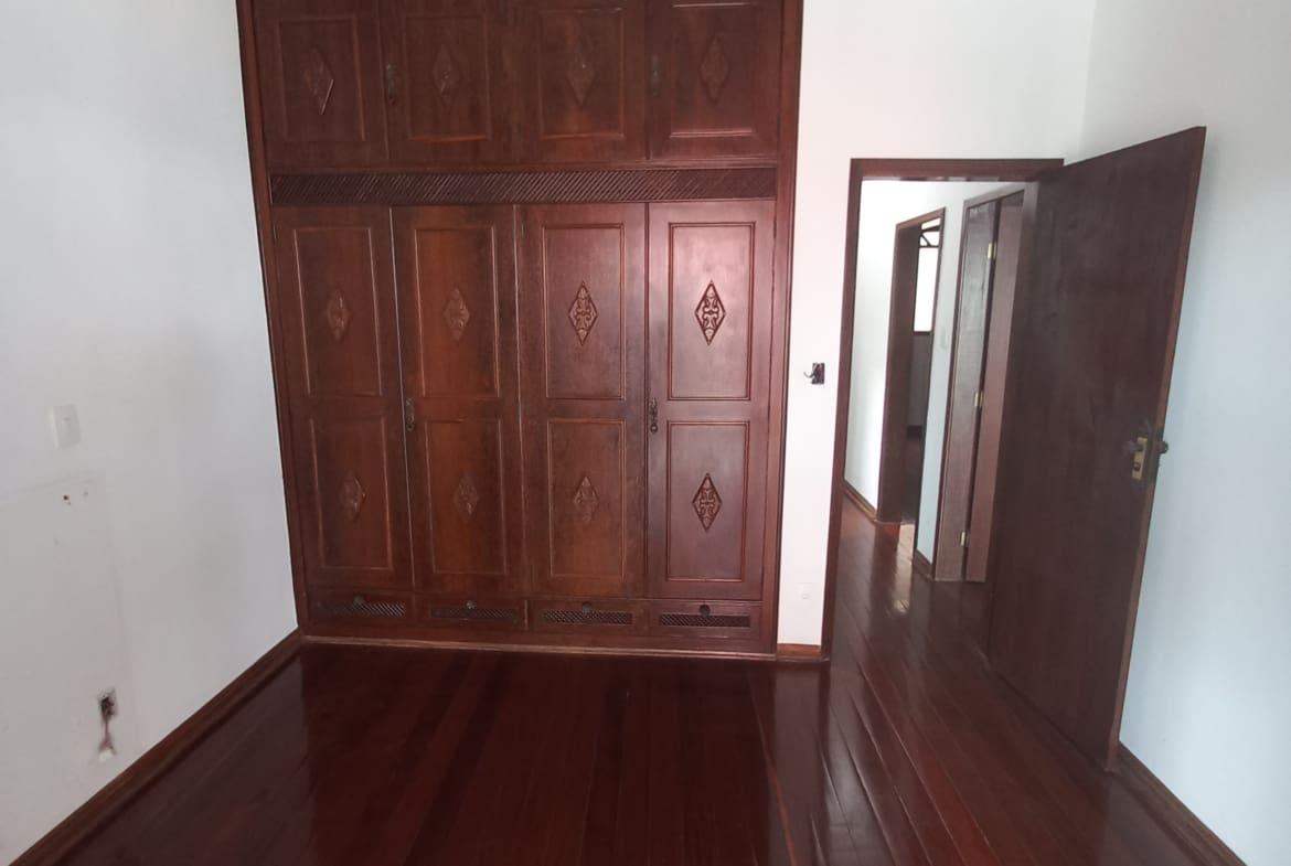 Casa Triplex de 320 m² no Centro de Palmeiras | Alto Padrão