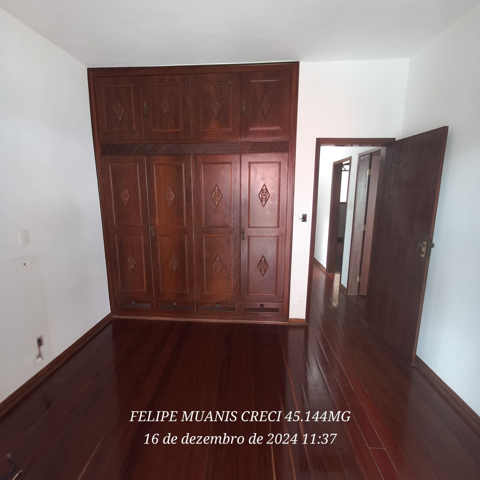 Casa Triplex de 320 m² no Centro de Palmeiras | Alto Padrão