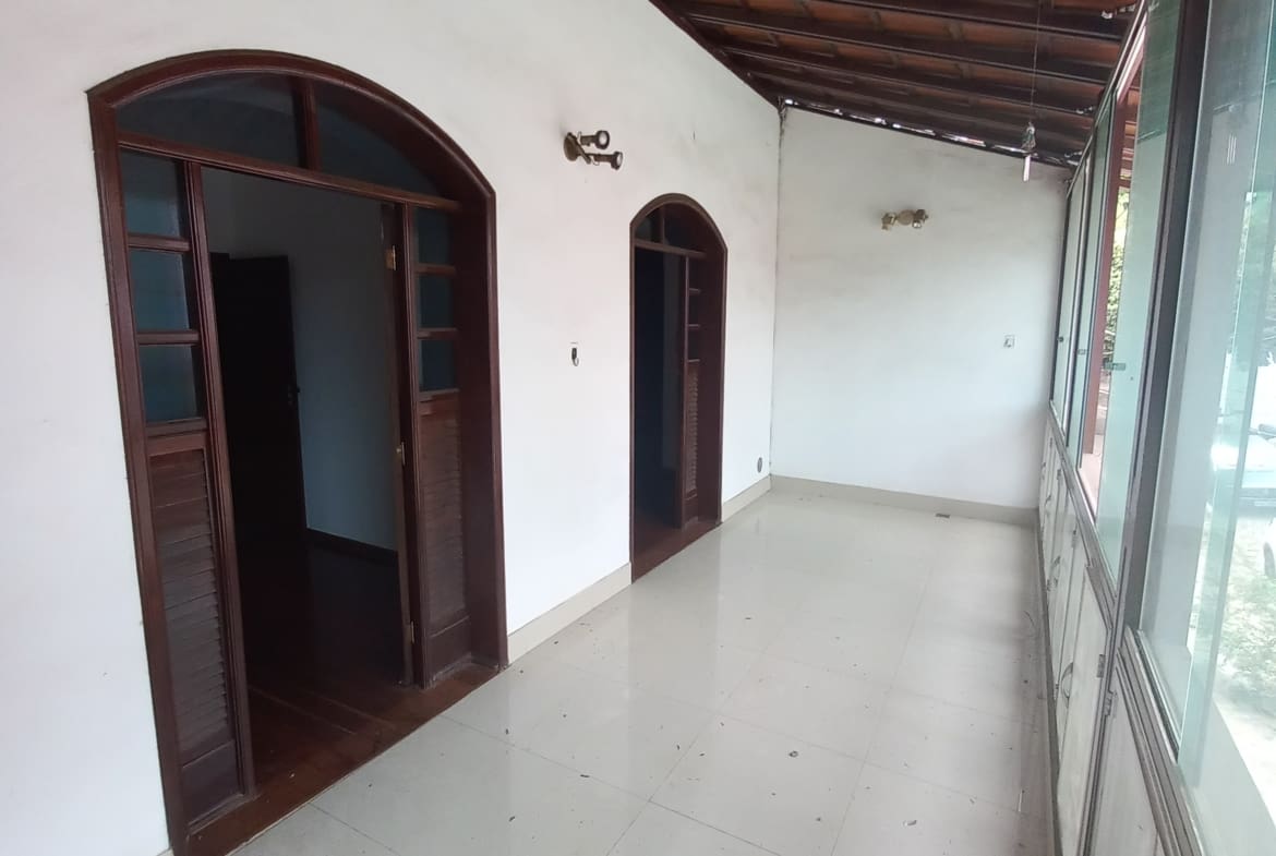 Casa Triplex de 320 m² no Centro de Palmeiras | Alto Padrão