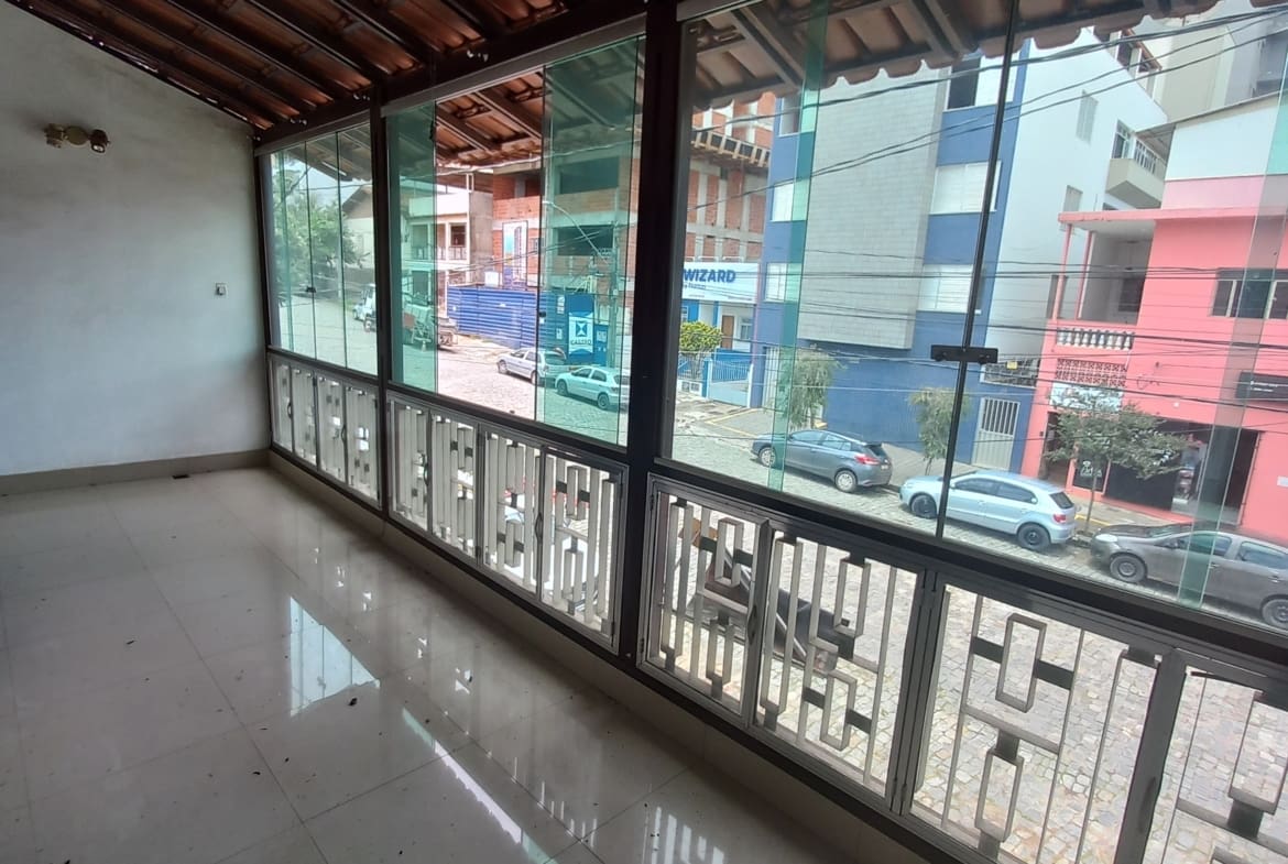 Casa Triplex de 320 m² no Centro de Palmeiras | Alto Padrão