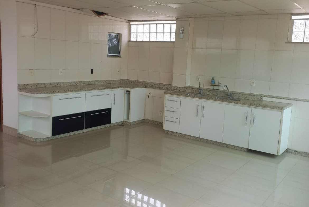 Casa Triplex de 320 m² no Centro de Palmeiras | Alto Padrão