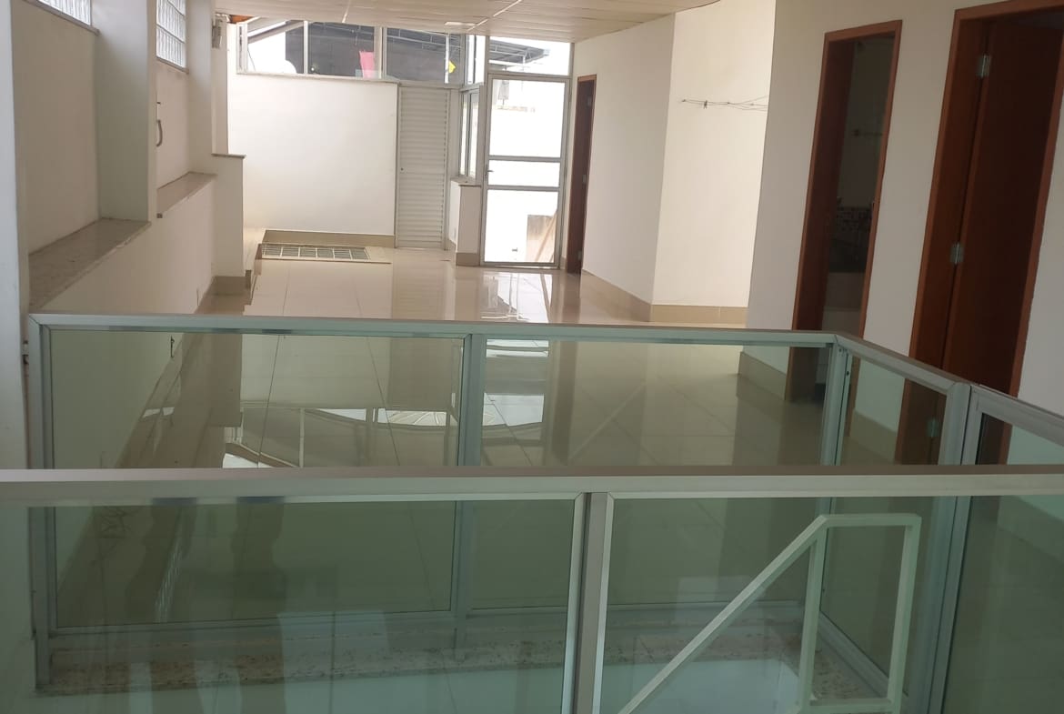 Casa Triplex de 320 m² no Centro de Palmeiras | Alto Padrão