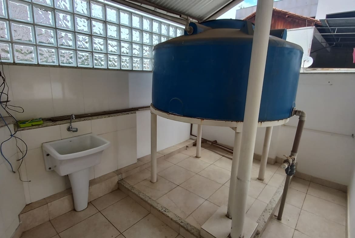 Casa Triplex de 320 m² no Centro de Palmeiras | Alto Padrão