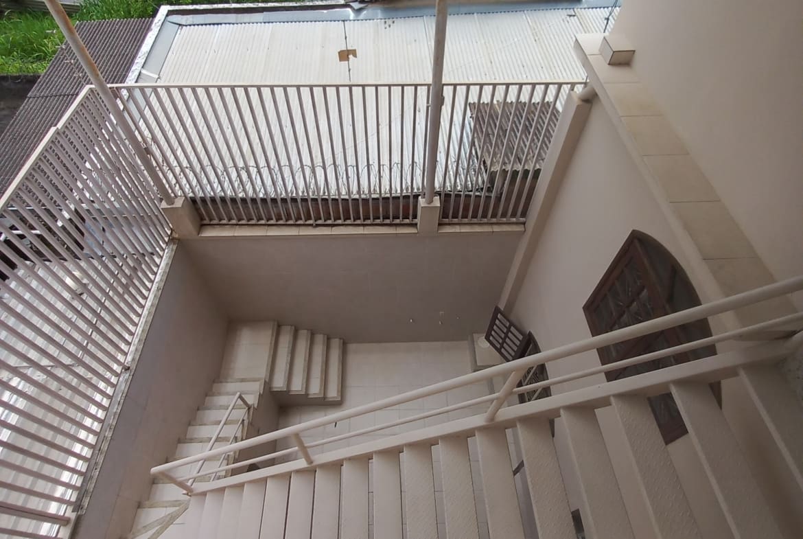 Casa Triplex de 320 m² no Centro de Palmeiras | Alto Padrão