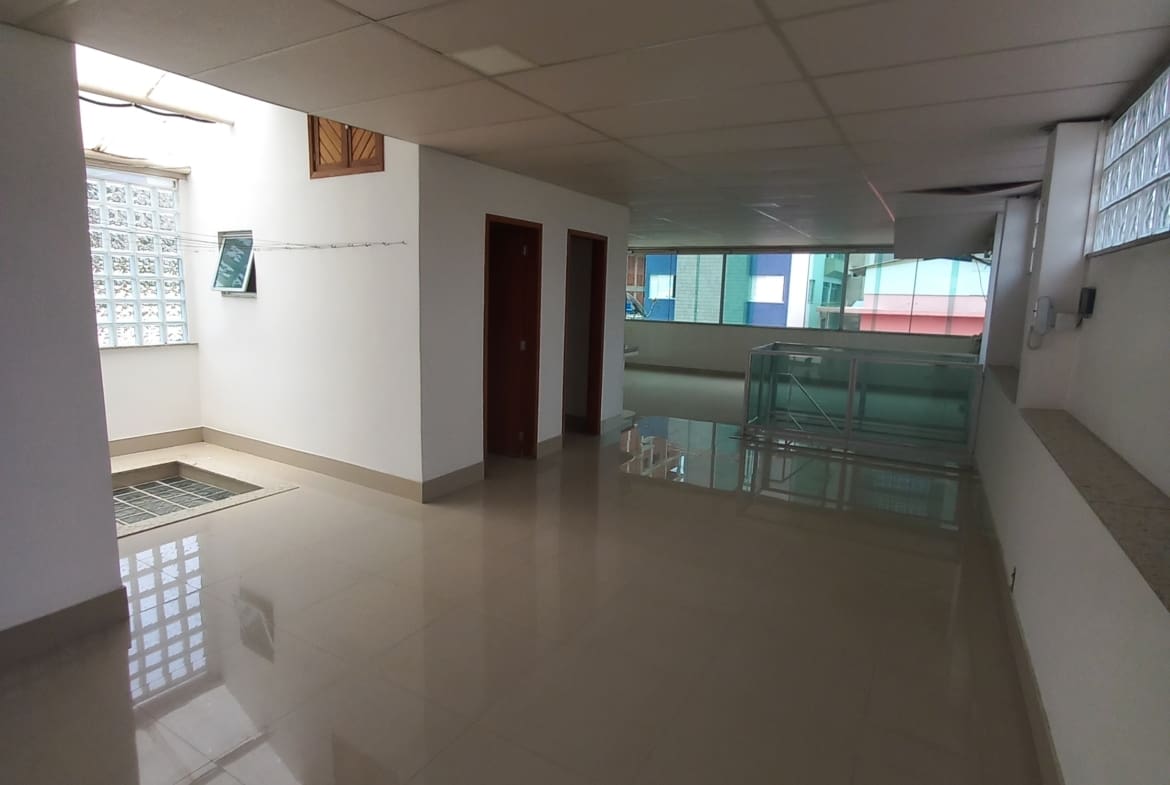 Casa Triplex de 320 m² no Centro de Palmeiras | Alto Padrão