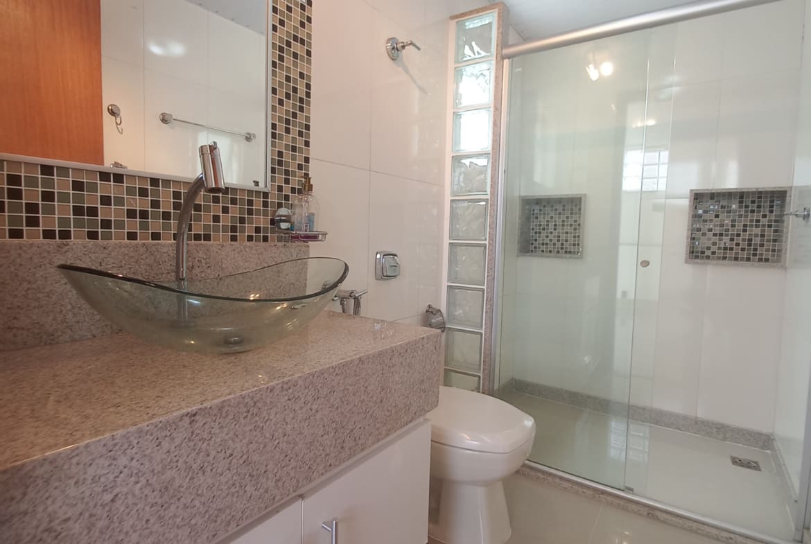 Casa Triplex de 320 m² no Centro de Palmeiras | Alto Padrão