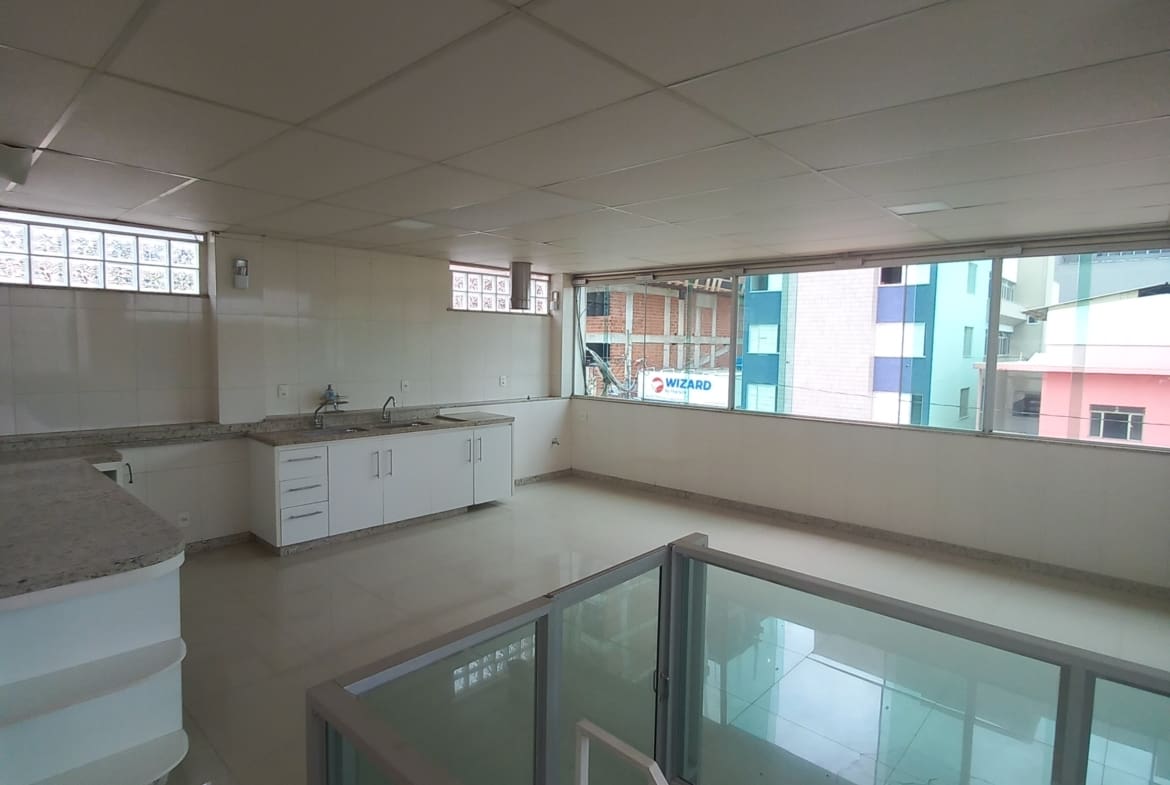 Casa Triplex de 320 m² no Centro de Palmeiras | Alto Padrão