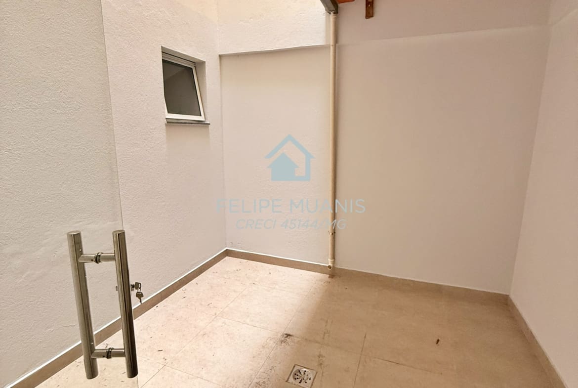 Apartamento moderno com área externa.