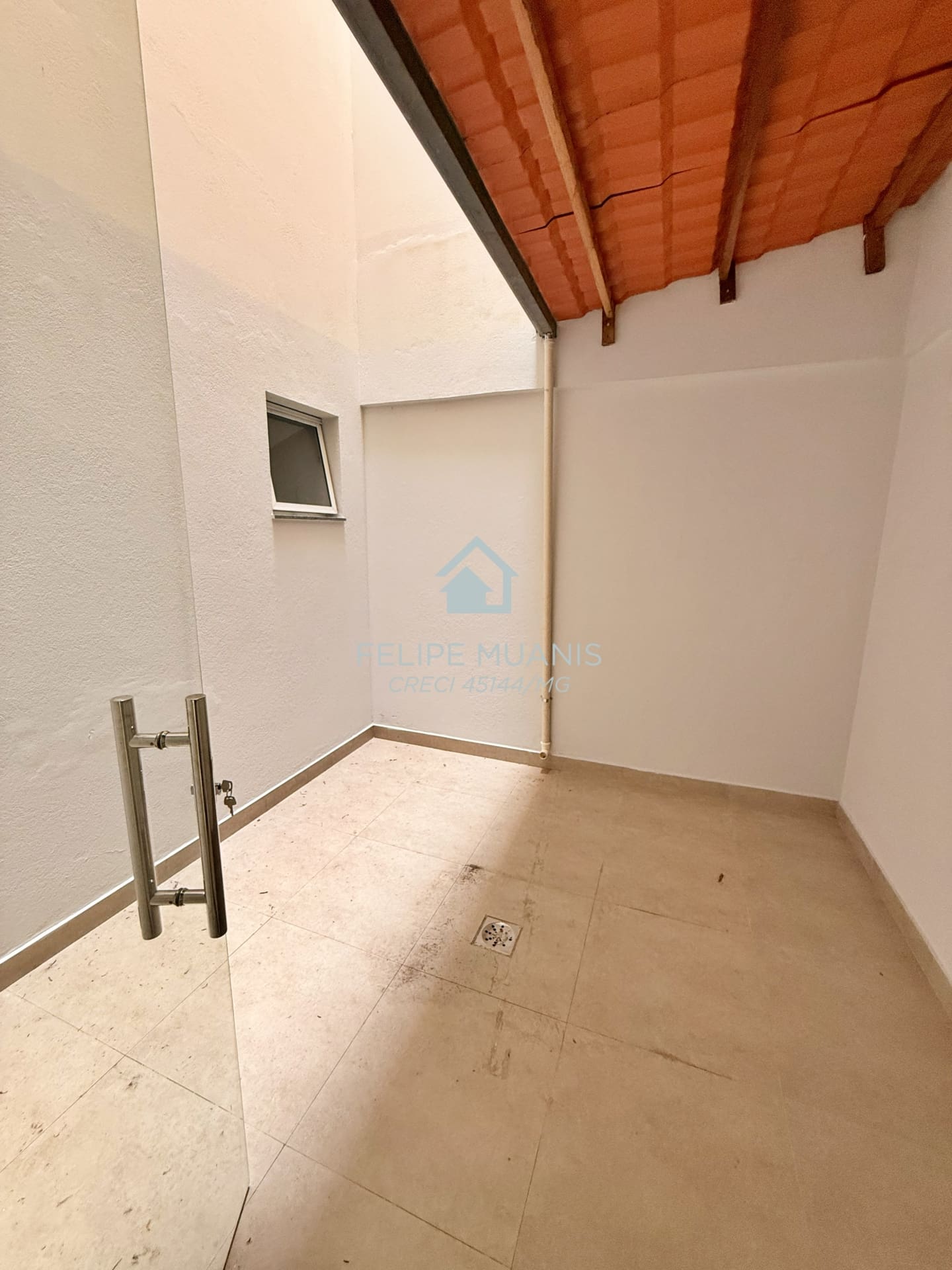 3 Apartamento moderno com área externa.