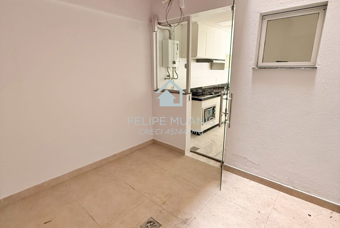 Apartamento moderno com área externa.