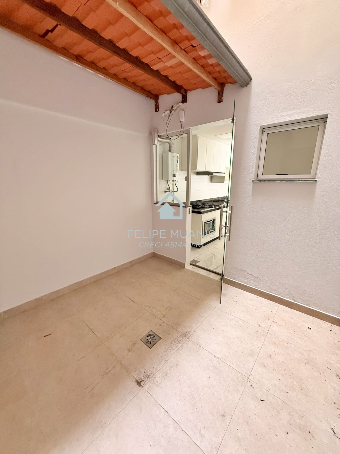 4 Apartamento moderno com área externa.