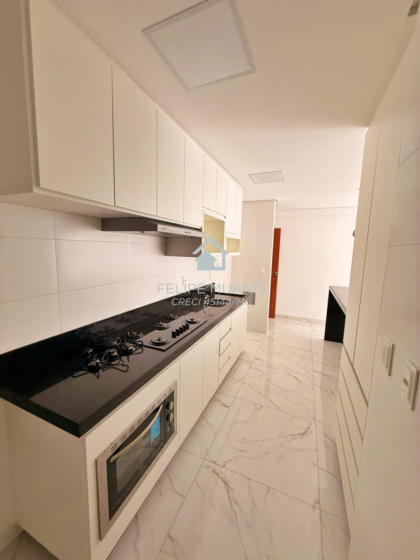 5 Apartamento moderno com área externa.