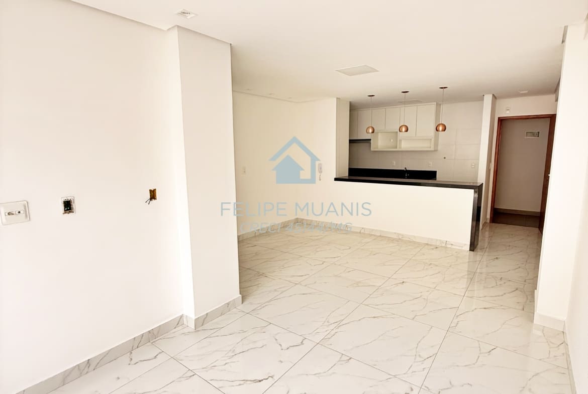 Apartamento moderno com área externa.